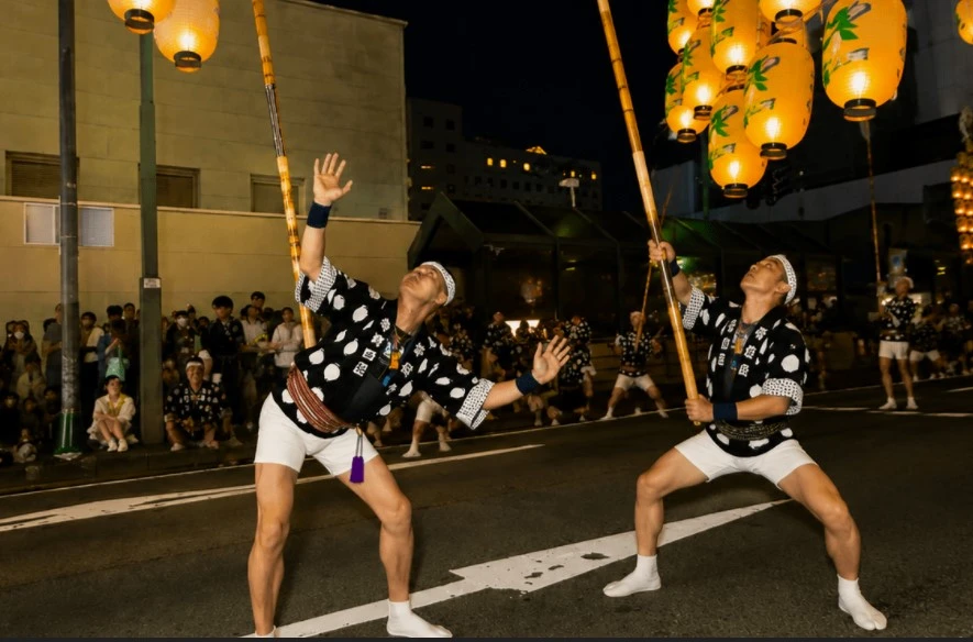 大若・中若・小若・幼若と大きさの異なる秋田竿燈まつりの竿燈