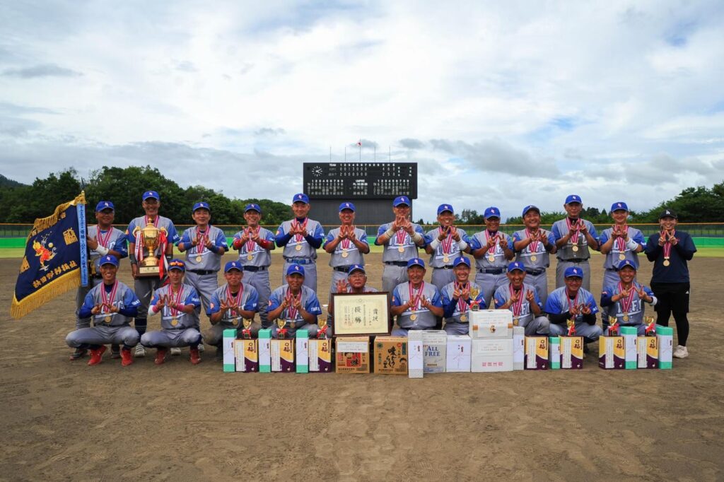第7回全国500歳野球大会で優勝したI.O.F.Cの選手たち