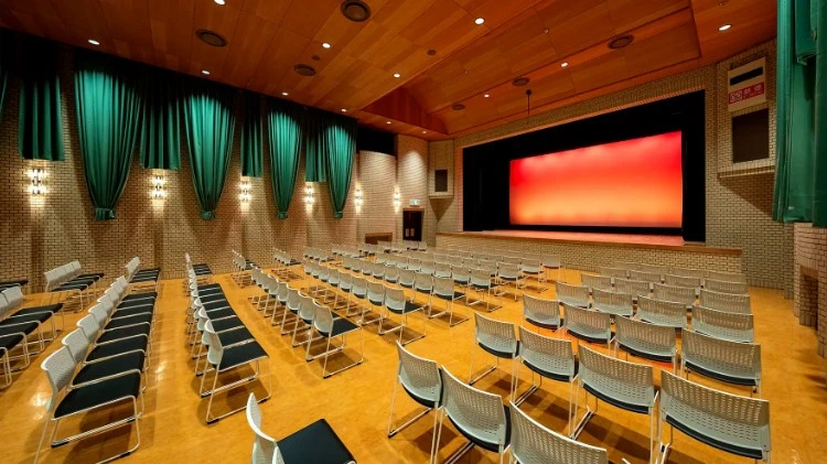 ZAWA FES 2026が開催される秋田エプソンゆざわホール中ホールの客席と舞台