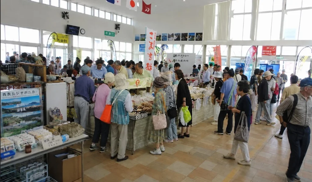 クルーズ船寄港時に多くの人でにぎわう秋田港クルーズターミナル内