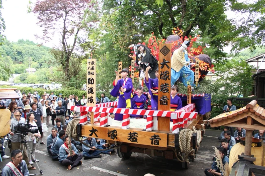 角館祭りのやま行事で武者人形を飾った大塚若者の曳山