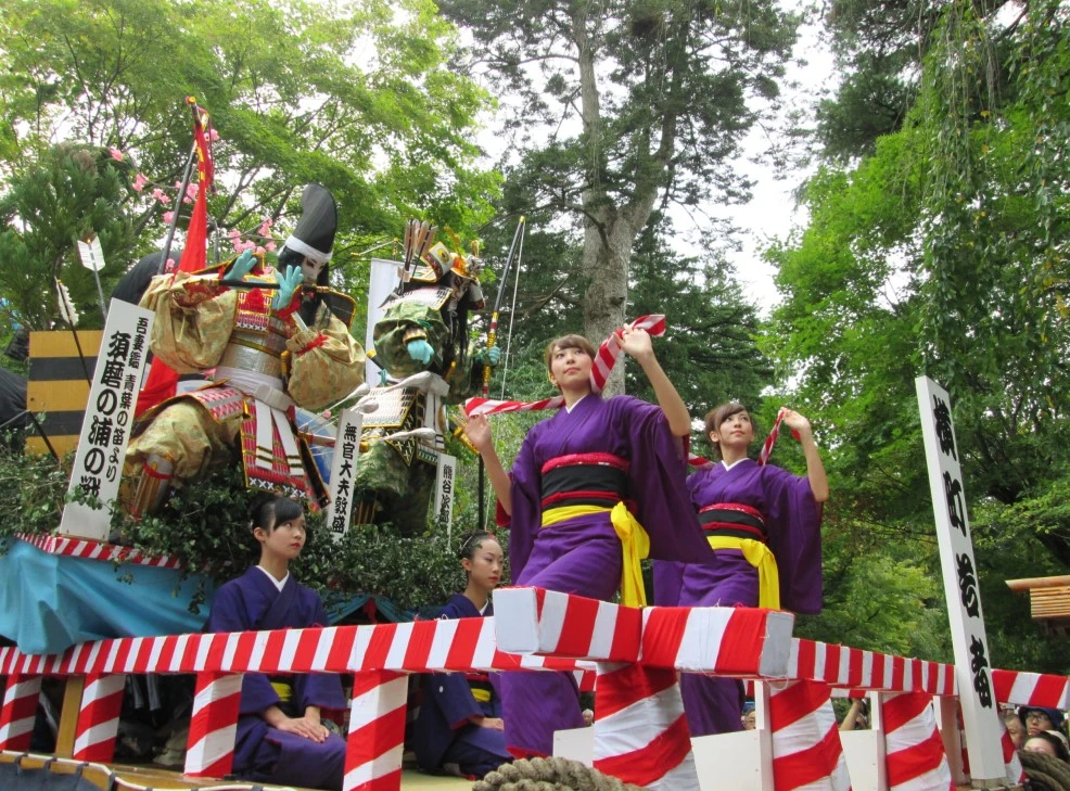 角館祭りの曳山の上で踊りを披露する女性たち