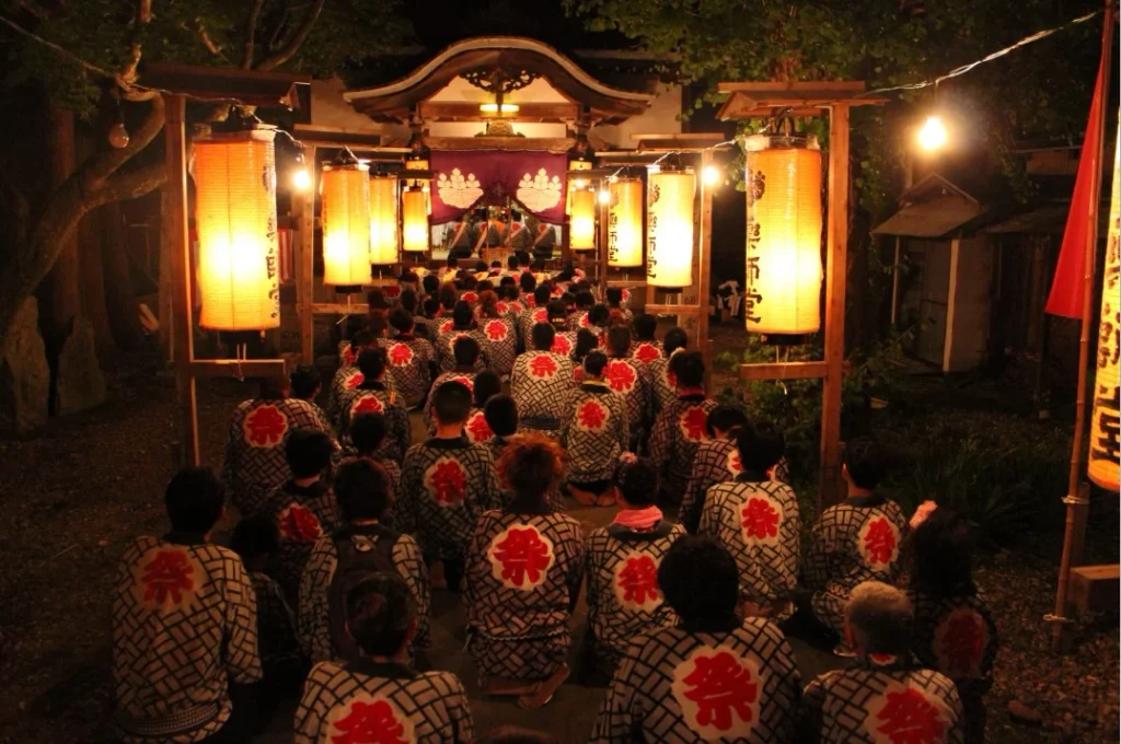 角館祭りのやま行事で神社に集まる祭りの参加者