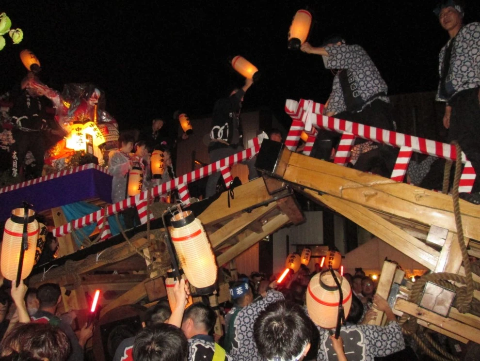 角館祭りのやま行事で曳山同士が激しくぶつかる「やまぶっつけ」