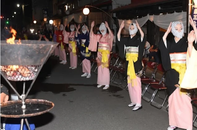 毛馬内の盆踊でかがり火を囲んで踊る踊り手たち