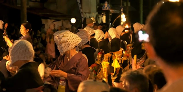 毛馬内の盆踊を間近で観覧し撮影する来場者