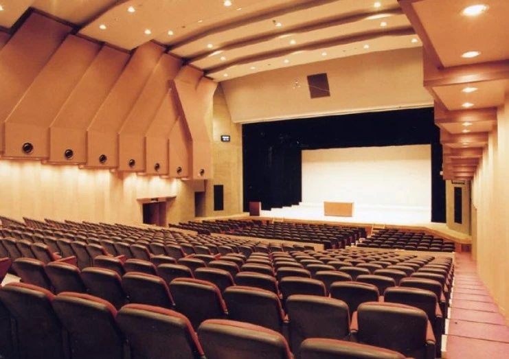 615席を備える北秋田市文化会館ファルコンのホール客席