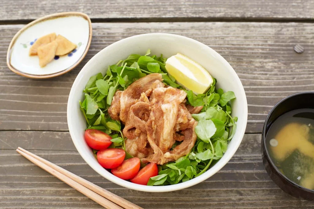 藤里産のサフォークラム肉とクレソンを使った森のえきのラムクレ丼