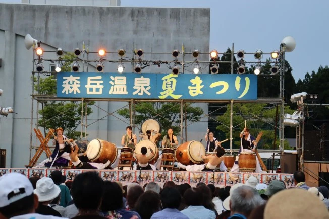 森岳温泉夏まつりのステージイベントの様子