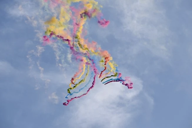 色鮮やかな煙で空に模様を描く大曲の昼花火のイメージ