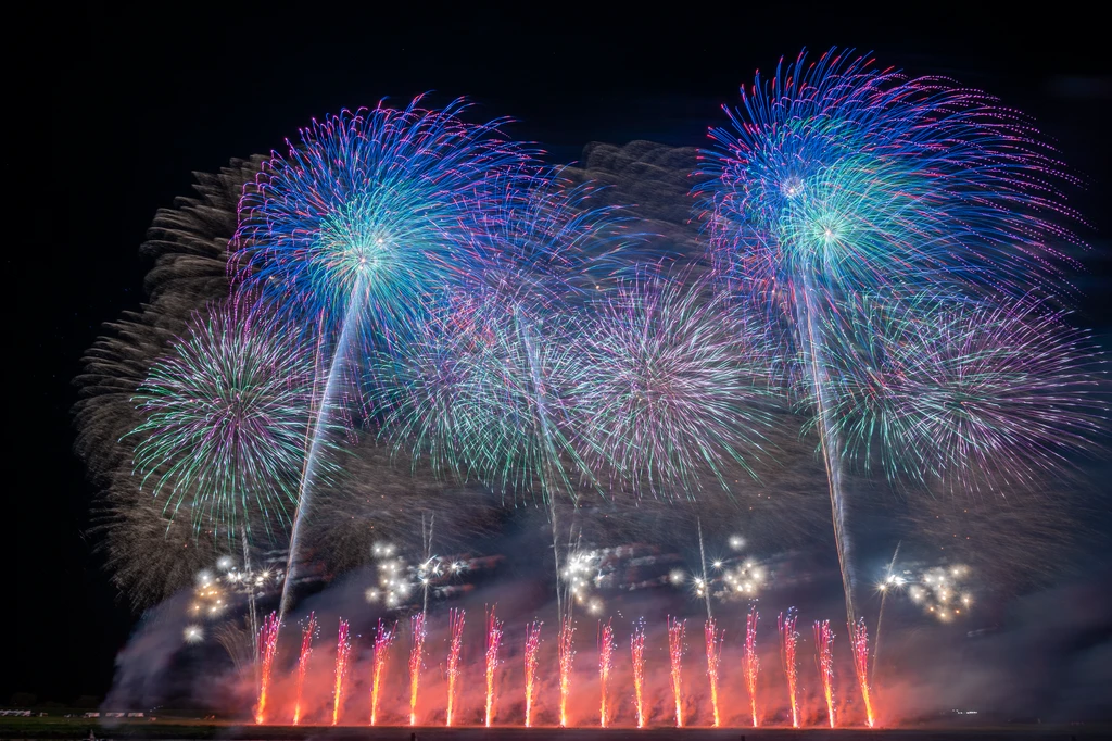 大曲の花火-秋の章-で夜空に打ち上がる芸術花火