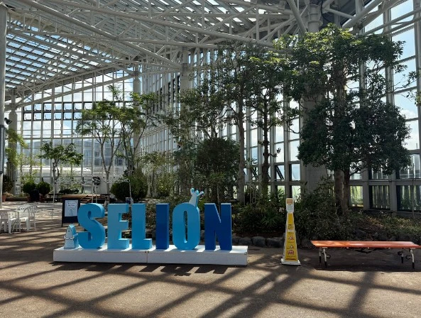 セリオンリスタの屋内緑地公園とSELIONのモニュメント
