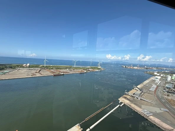 ポートタワー・セリオン展望室から見た秋田港と日本海