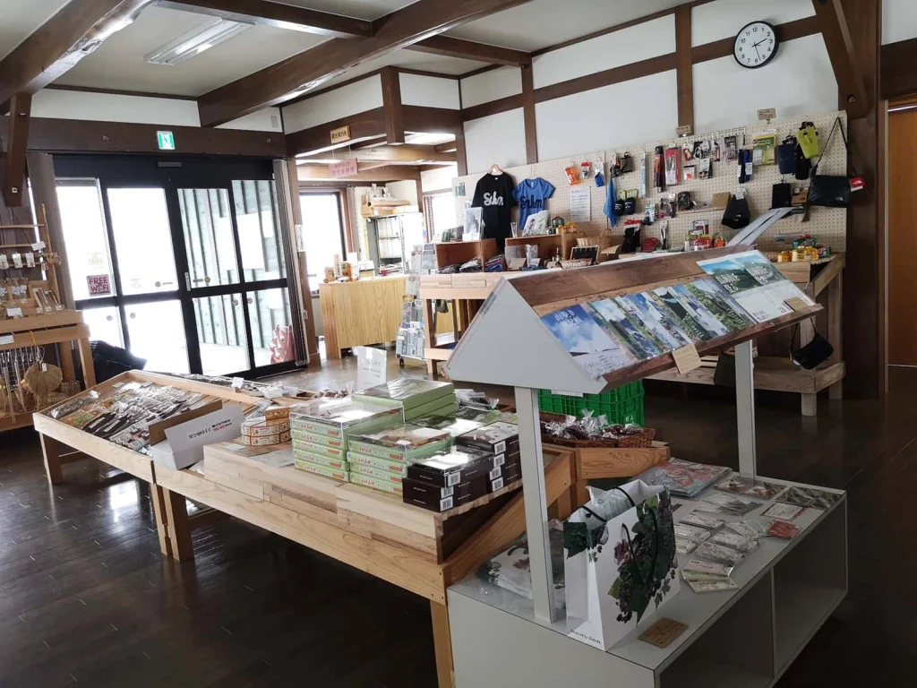 藤里町の特産品や観光パンフレットが並ぶ白神山地 森のえきの館内