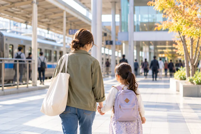 母親と子どもが駅のコンコースを歩いている様子