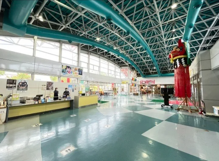 秋田ふるさと村の館内にある広いエントランスホール
