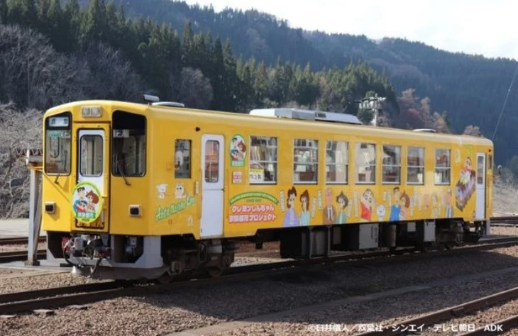 秋田内陸線を走るクレヨンしんちゃんのラッピング列車