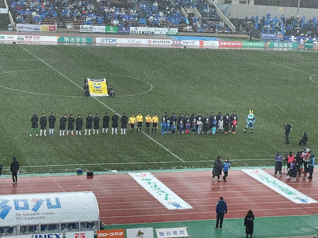 雨の中で行われているソユースタジアムのサッカーの試合
