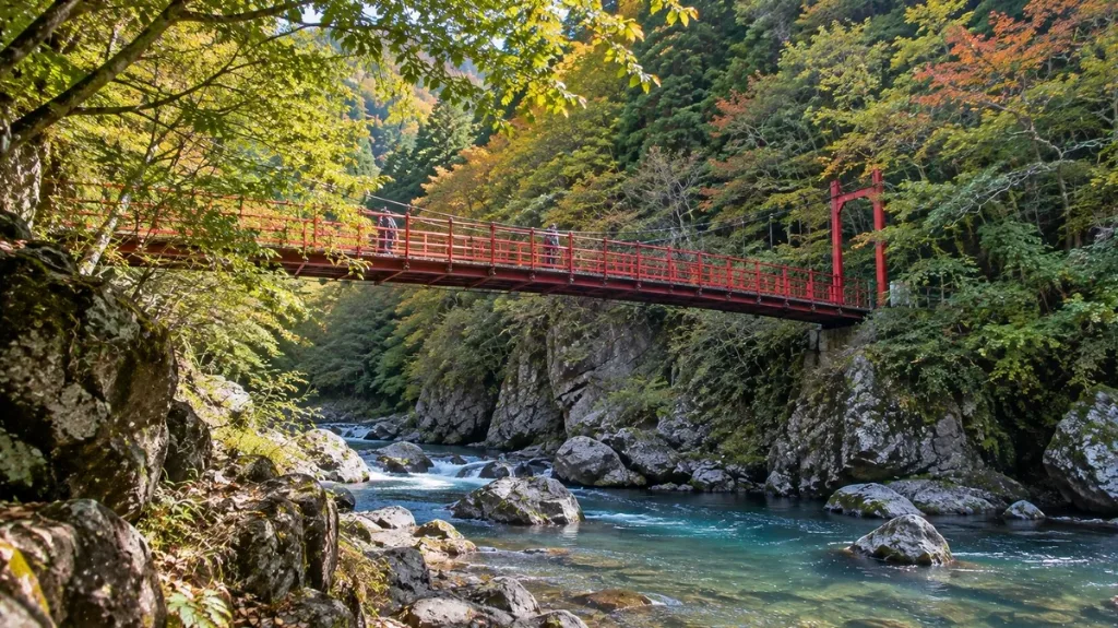 青い玉川の上に架かる赤い神の岩橋