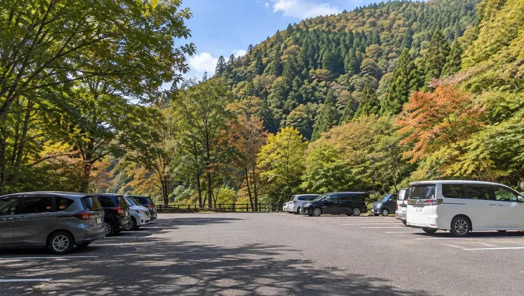山の木々に囲まれた抱返り渓谷の駐車場