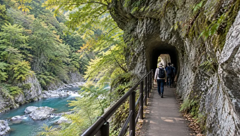 玉川沿いの遊歩道にある岩のトンネルを歩く人たち