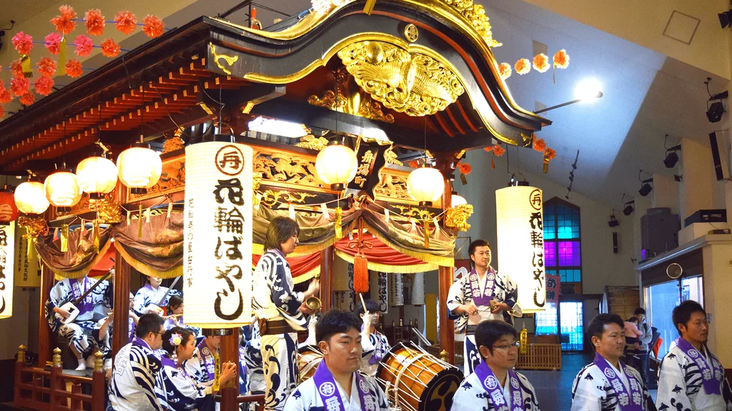 花輪ばやしの屋台の前で太鼓や三味線を演奏する人たち