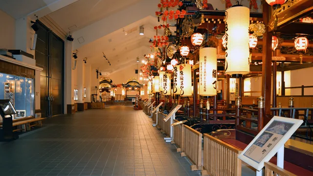 提灯を灯した花輪ばやしの屋台が並ぶ祭り展示館