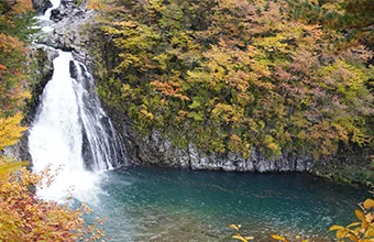紅葉に囲まれた法体の滝と青緑色の滝つぼ