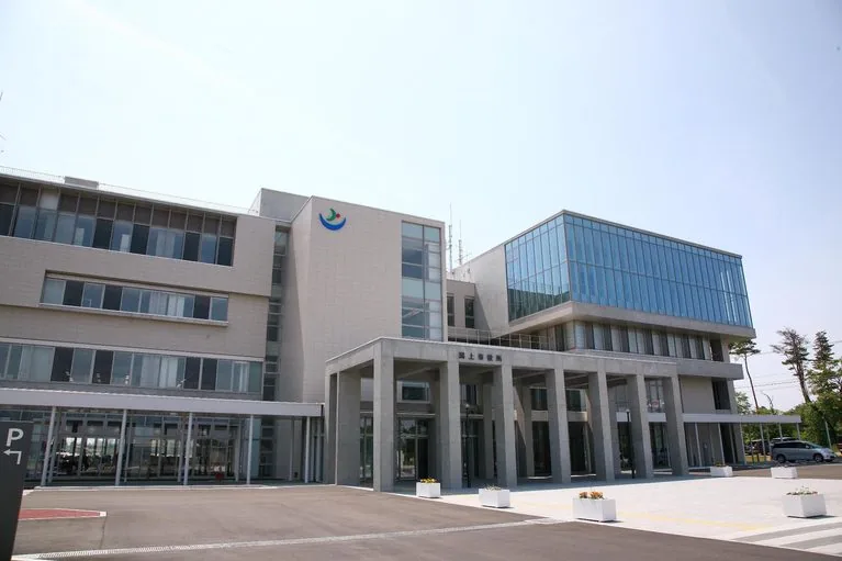 潟上市役所の庁舎外観