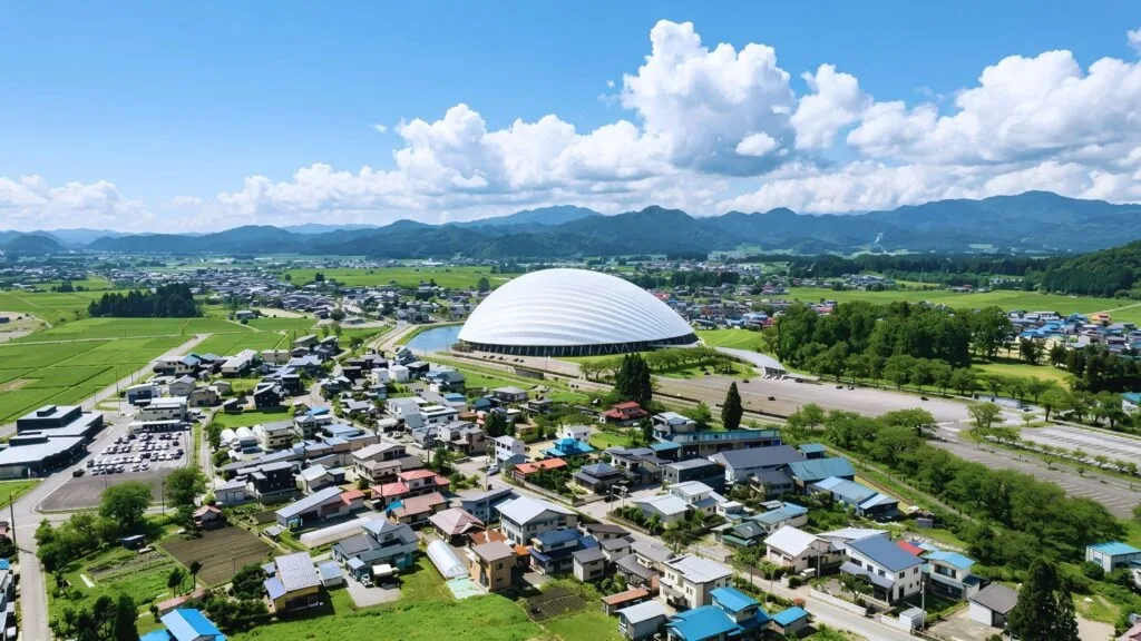 大館の街並みとニプロハチ公ドームを上空から見た景色