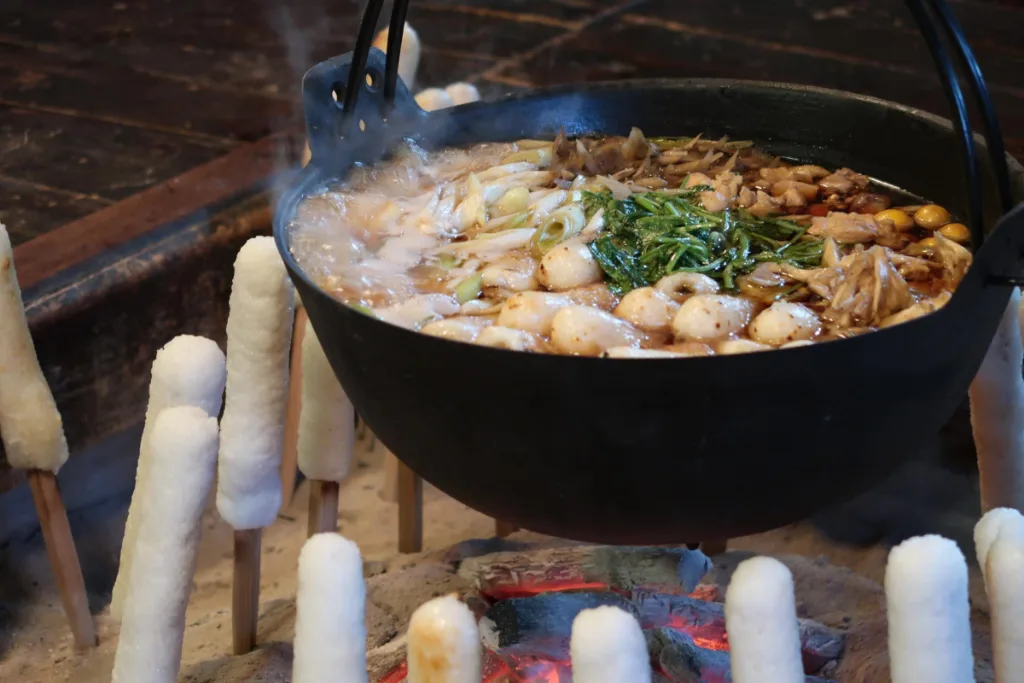 きりたんぽや肉、野菜が入った鍋