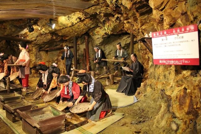 坑内で鉱山作業の様子を再現した人形展示