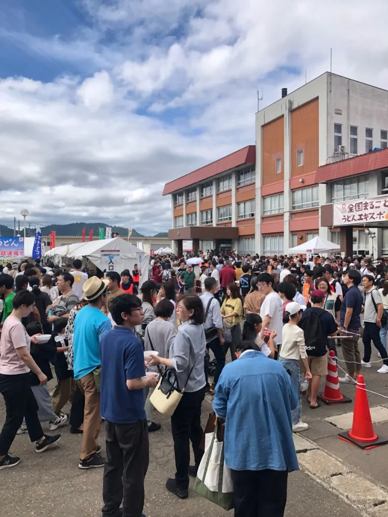 全国まるごとうどんエキスポの会場に集まる大勢の来場者