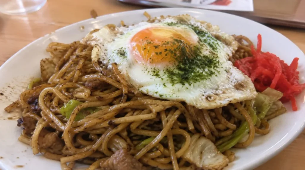 目玉焼きと紅しょうがを添えた横手やきそば