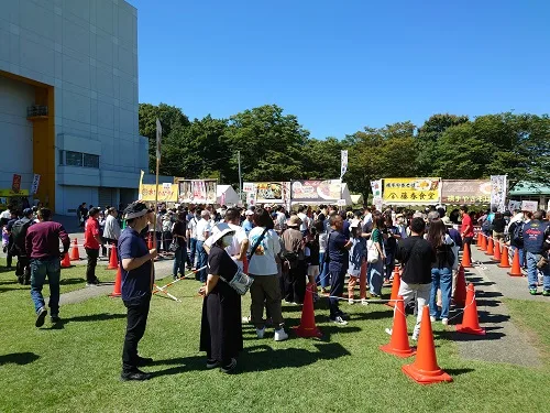 屋外会場の横手やきそば販売ブースに並ぶ来場者