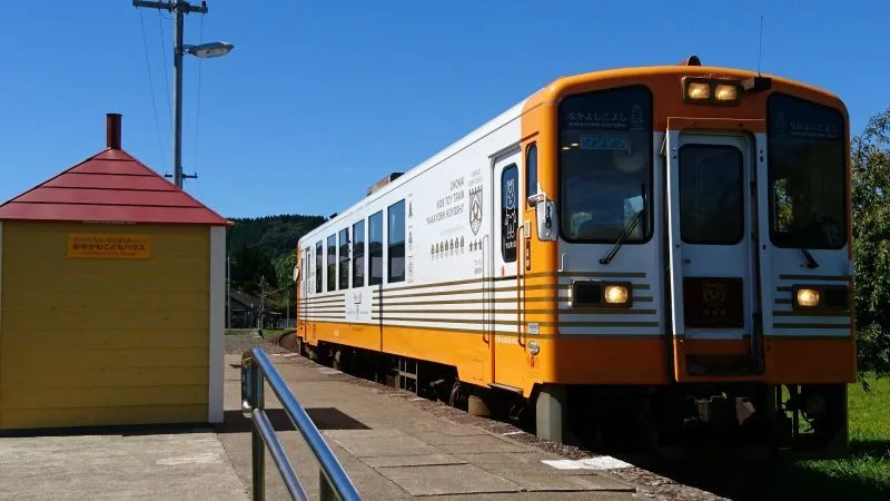 駅のホームに停車する鳥海おもちゃ列車「なかよしこよし」