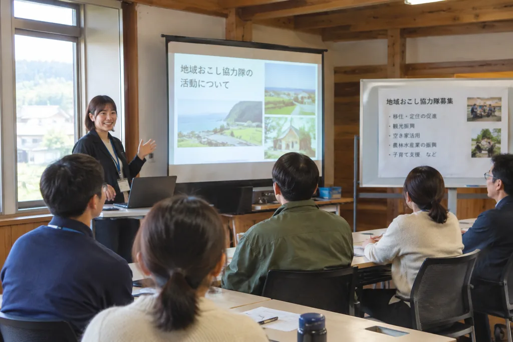 地域おこし協力隊について説明する担当者と説明を聞く参加者