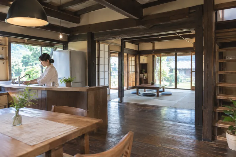 秋田県の古民家を活用した住宅の室内とキッチン