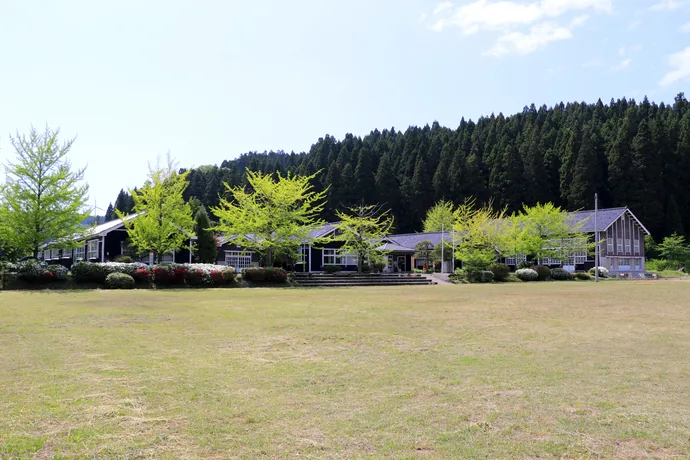 鳥海山 木のおもちゃ館の校舎と広い芝生のグラウンド