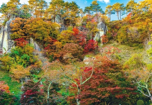 紅葉に彩られたきみまち阪の屏風岩と秋の山並み