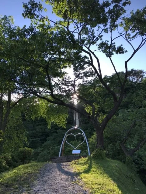 木々に囲まれた園内に設置されたハート型のモニュメント