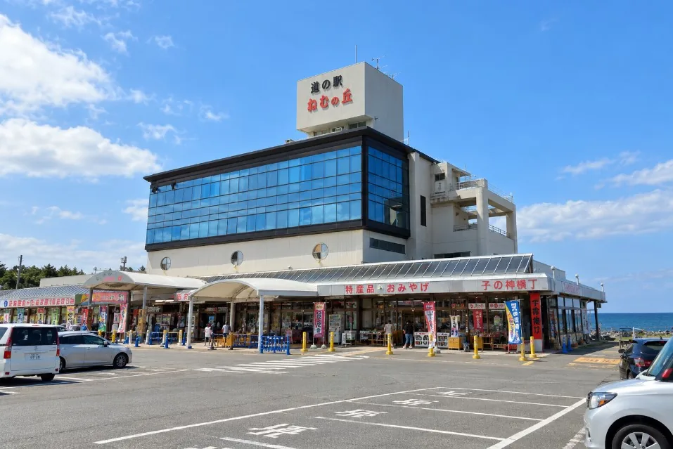 駐車場と物産館が見える道の駅象潟「ねむの丘」の建物外観