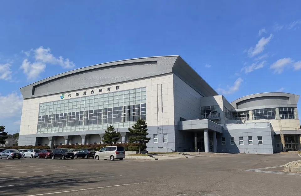 駐車場側から見たNODENアリーナ（能代市総合体育館）の外観