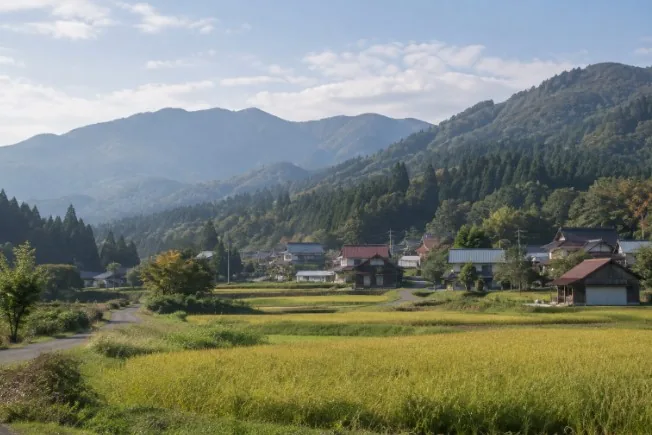 大館市山田地域の山々と田園、集落の風景