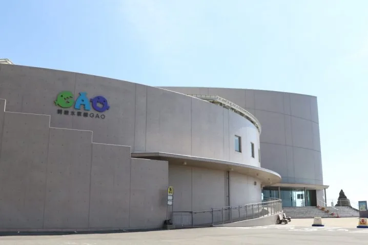 秋田県男鹿市にある男鹿水族館GAOの建物外観と入口付近