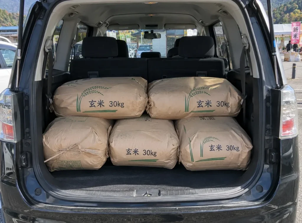 車の荷室に積まれた玄米30kg袋5袋