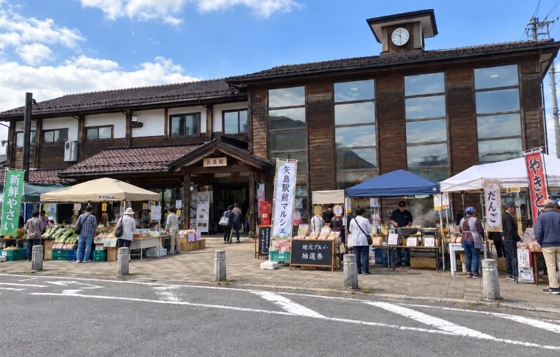 矢島駅前に野菜や地元グルメの販売テントが並ぶイベント風景