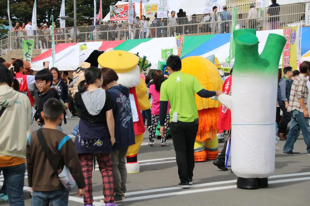 全国ねぎサミット2017 in のしろで来場者と交流するご当地キャラクター