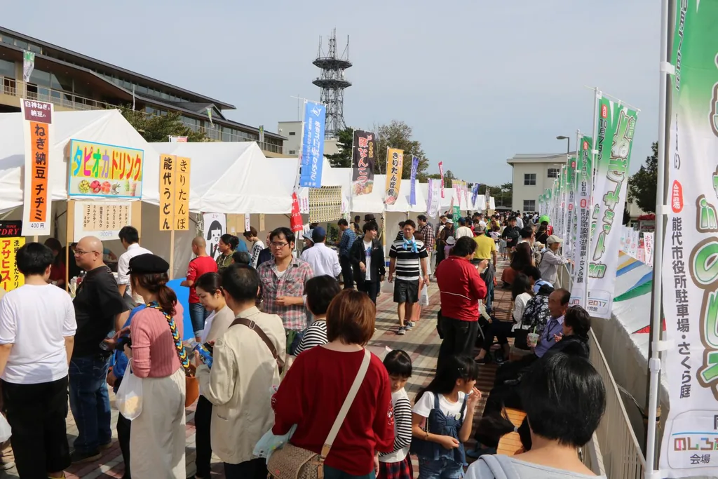 全国ねぎサミット2017 in のしろの会場を歩く来場者